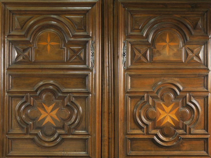 Grande armoire Louis XIII en noyer mouluré, à décor marqueté d'étoiles