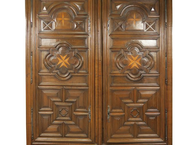 Grande armoire Louis XIII en noyer mouluré, à décor marqueté d'étoiles