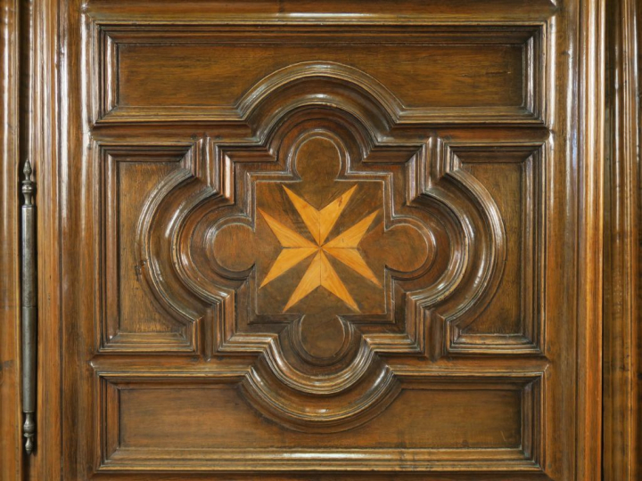 Grande armoire Louis XIII en noyer mouluré, à décor marqueté d'étoiles