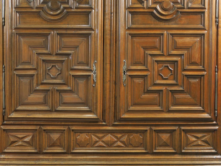 Grande armoire Louis XIII en noyer mouluré, à décor marqueté d'étoiles