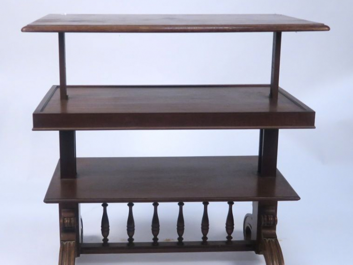 Paire de dessertes XIXème en acajou, trois plateaux à système.