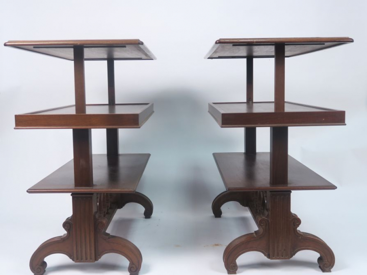 Paire de dessertes XIXème en acajou, trois plateaux à système.