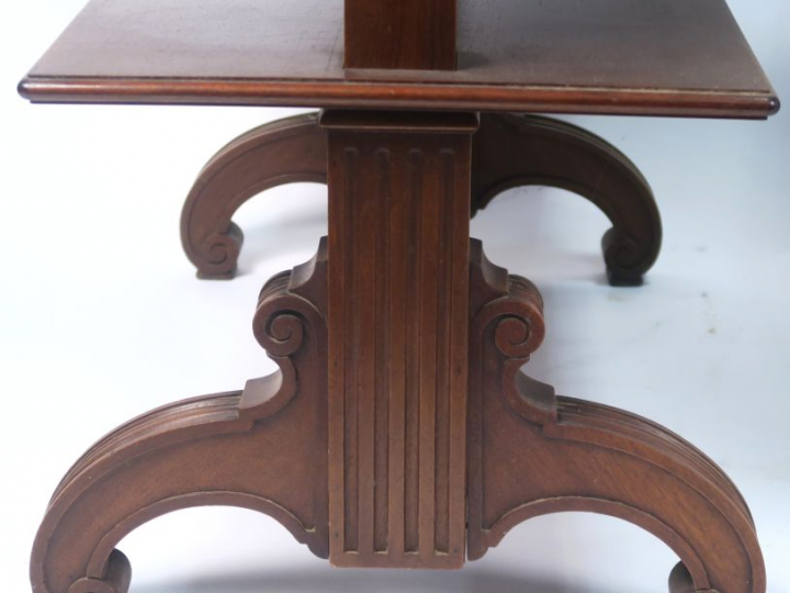 Paire de dessertes XIXème en acajou, trois plateaux à système.