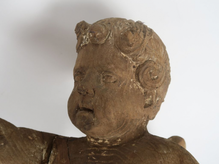 Paire d'anges XIXème en bois naturel sculpté.  H. 74 cm  (accidents et