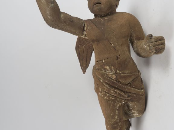 Paire d'anges XIXème en bois naturel sculpté.  H. 74 cm  (accidents et
