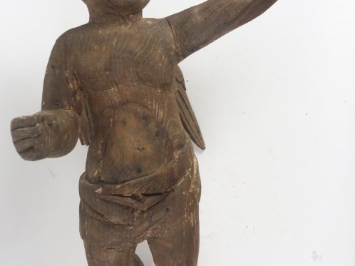 Paire d'anges XIXème en bois naturel sculpté.  H. 74 cm  (accidents et