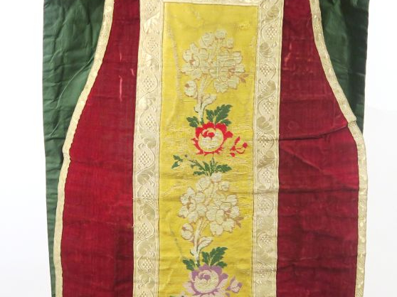 Lot comprenant une chasuble et son manipule XIXème. Fond velours de so