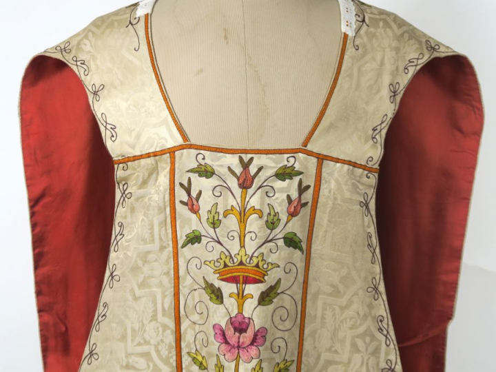 Chasuble fin XIXème - début Xxème.  Fond satin damas crème, à décor né