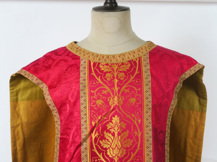 Chasuble fin XIXème - début Xxème, fond satin damas rouge, à décor néo
