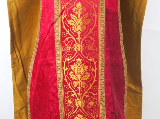 Chasuble fin XIXème - début Xxème, fond satin damas rouge, à décor néo