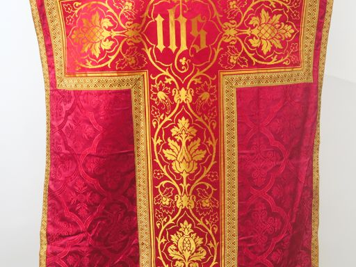 Chasuble fin XIXème - début Xxème, fond satin damas rouge, à décor néo