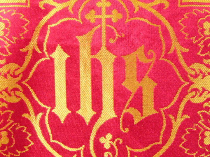 Chasuble fin XIXème - début Xxème, fond satin damas rouge, à décor néo