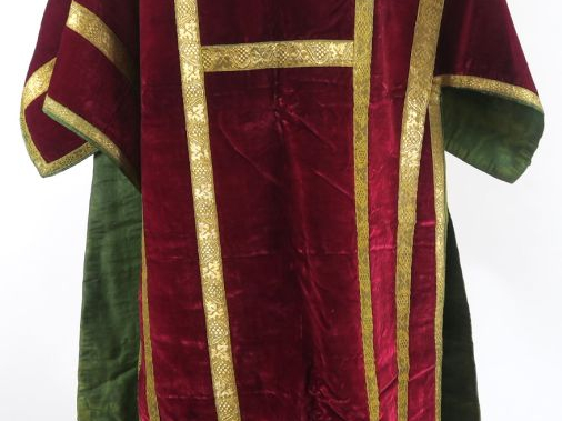 Très belle dalmatique XVIIIème - XIXème en velours de soie rouge incar