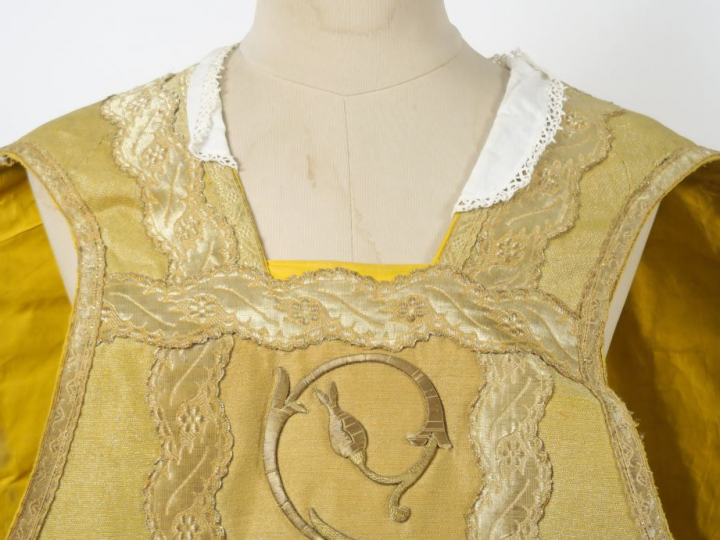 Lot comprenant une chasuble et son voile de calice fin XIXème - début 