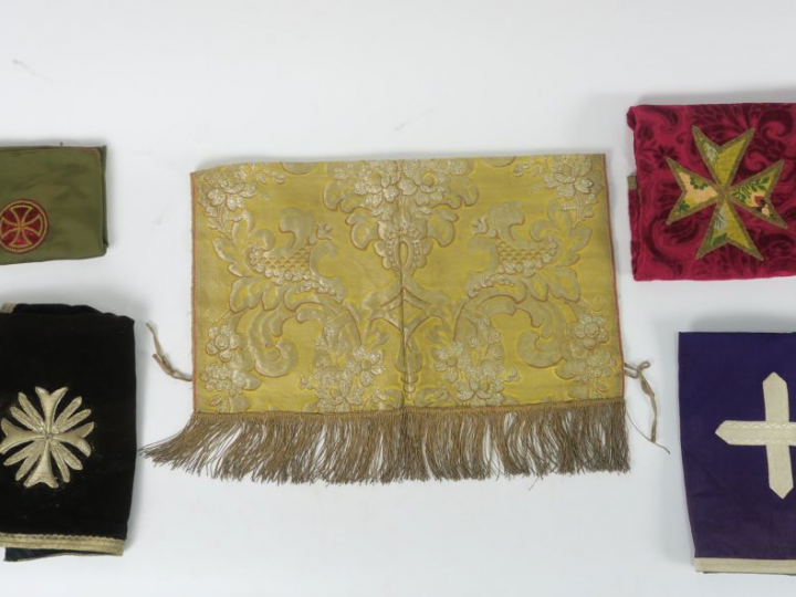 Lot comprenant :  - un conopée XVIIIème en étoffe, fond d’or broché ar