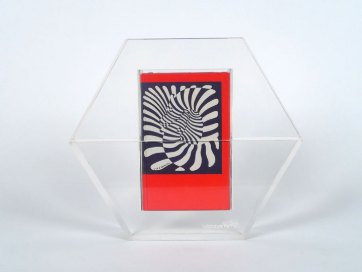 Victor VASARELY "Hexagone" Sculpture en plexiglas contenant quatre ouv