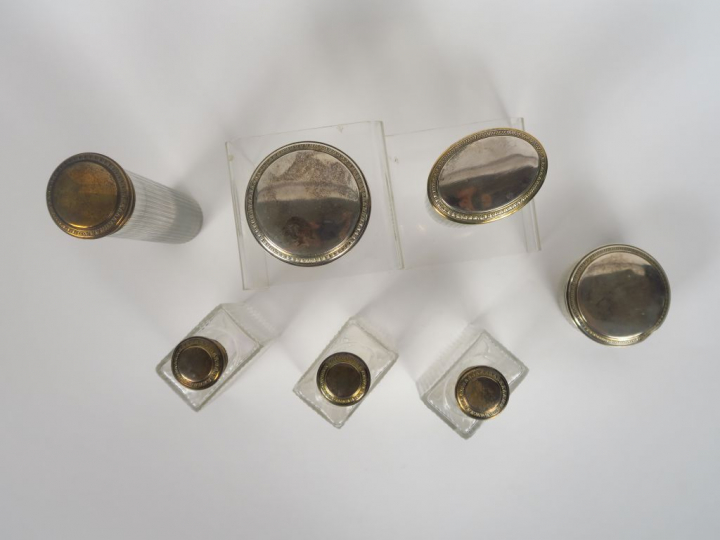 Garniture de toilette de style Louis XVI en cristal et argent comprena