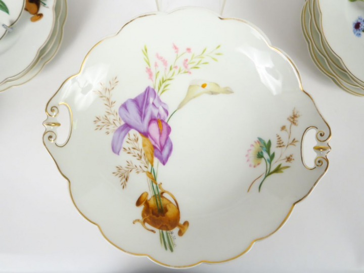 Partie de service à dessert en porcelaine de Paris à décor de fleurs p