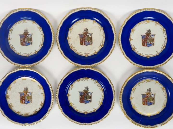 Six assiettes en porcelaine, à décor polychrome de rinceaux et d'armoi