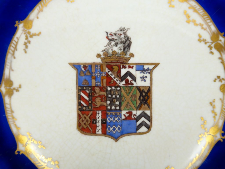 Six assiettes en porcelaine, à décor polychrome de rinceaux et d'armoi