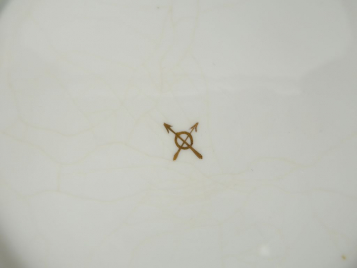 Six assiettes en porcelaine, à décor polychrome de rinceaux et d'armoi