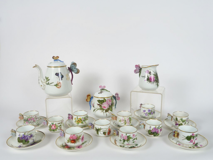 Partie de service à thé Napoléon III en porcelaine à décor polychrome 