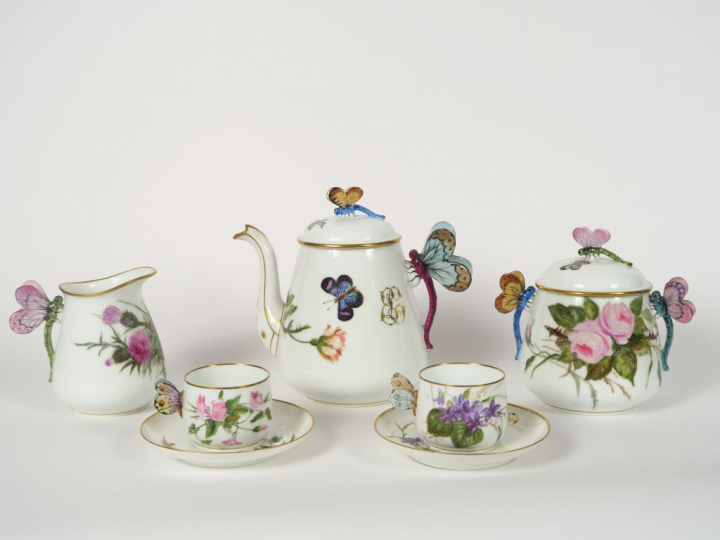 Partie de service à thé Napoléon III en porcelaine à décor polychrome 