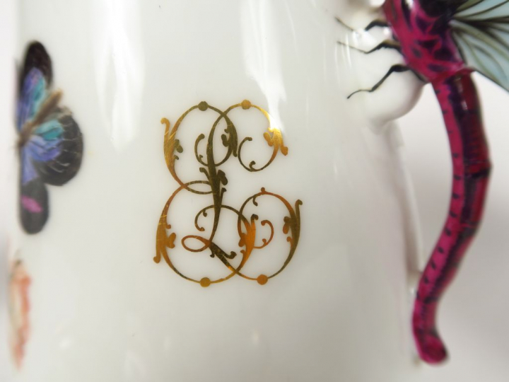 Partie de service à thé Napoléon III en porcelaine à décor polychrome 