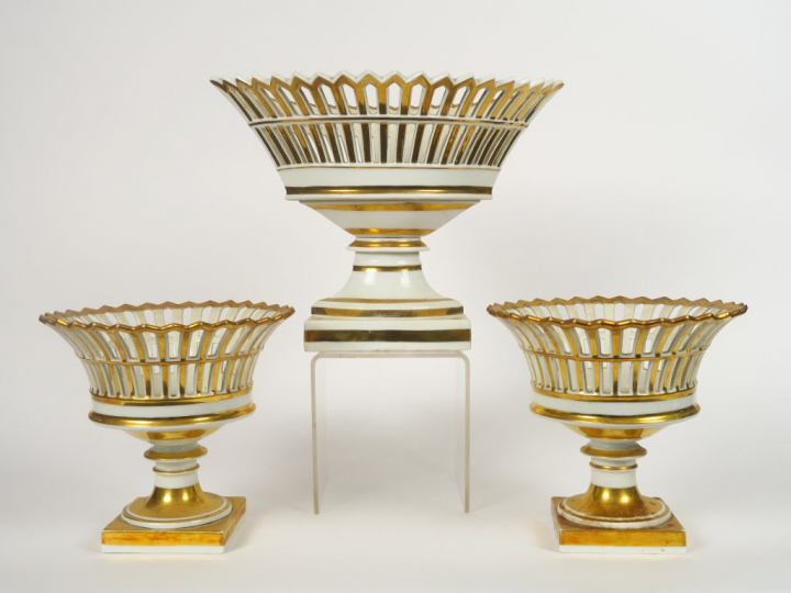 Garniture de table Restauration en porcelaine ajourée blanche et dorée