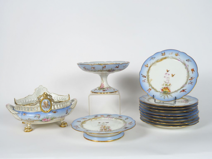 Partie de service à dessert en porcelaine de Paris à décor polychrome 