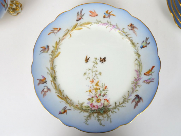 Partie de service à dessert en porcelaine de Paris à décor polychrome 