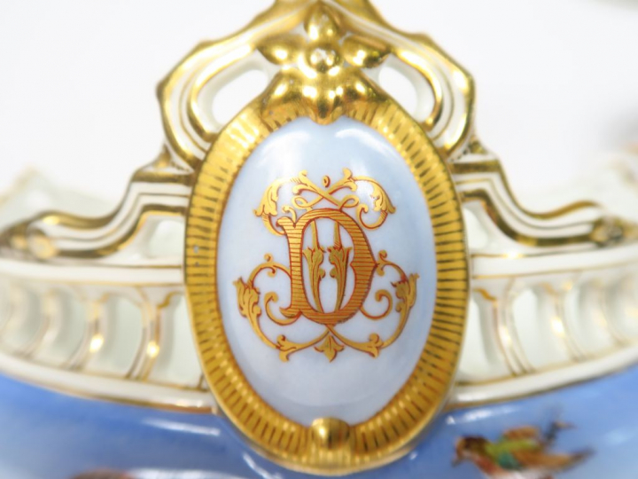 Partie de service à dessert en porcelaine de Paris à décor polychrome 