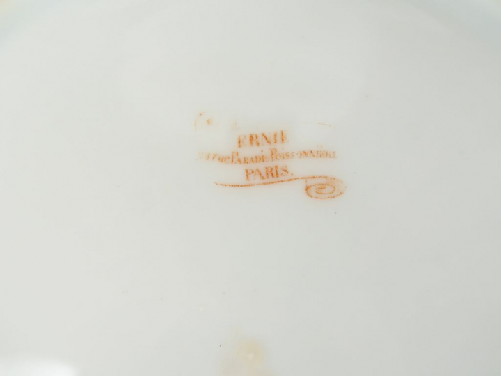 Partie de service à dessert en porcelaine de Paris à décor polychrome 