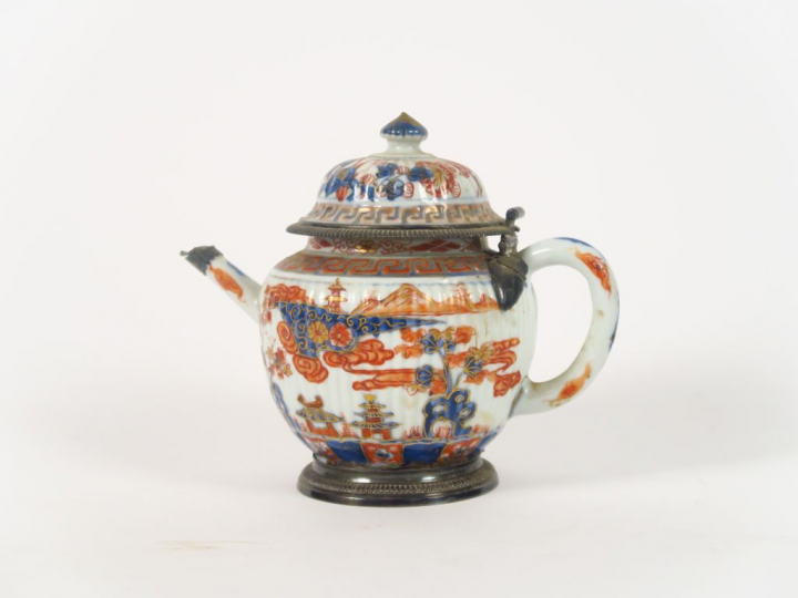 Théière et un pot couvert en porcelaine d’Imari, monture argent (mauva