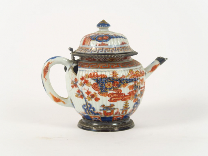 Théière et un pot couvert en porcelaine d’Imari, monture argent (mauva