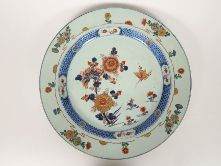 Grand plat fin XVIIIème - début XIXème en porcelaine polychrome d’Imar