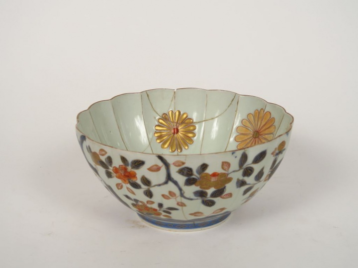 Grand plat fin XVIIIème - début XIXème en porcelaine polychrome d’Imar