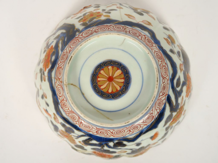 Grand plat fin XVIIIème - début XIXème en porcelaine polychrome d’Imar