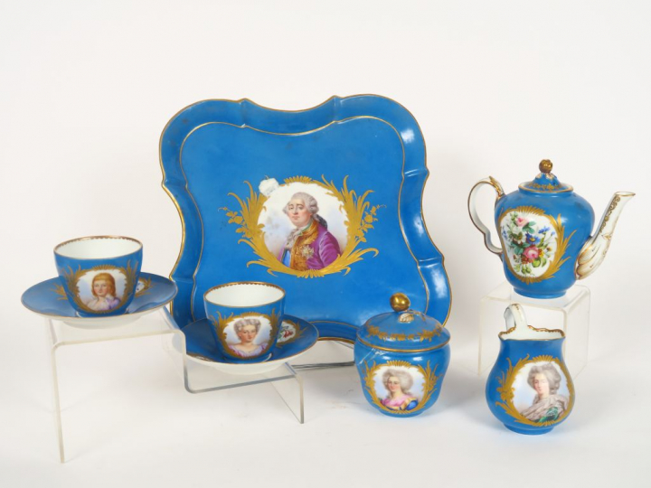 	Service tête à tête de style Louis XVI en porcelaine de Sèvres, à déc