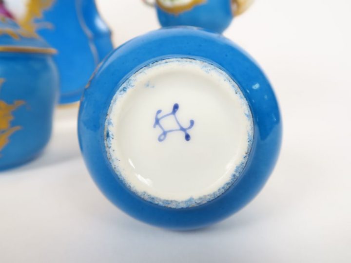 	Service tête à tête de style Louis XVI en porcelaine de Sèvres, à déc