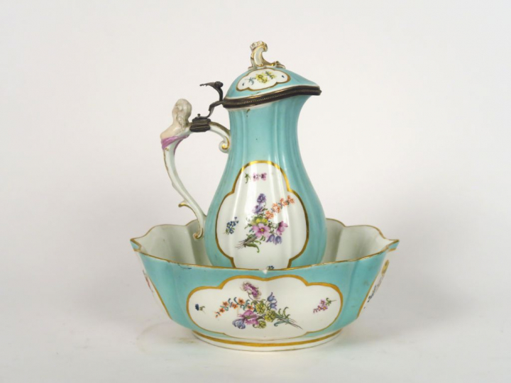 Broc et son bassin début XIXème en porcelaine polychrome de Saxe, à dé
