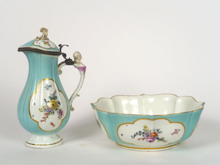Broc et son bassin début XIXème en porcelaine polychrome de Saxe, à dé