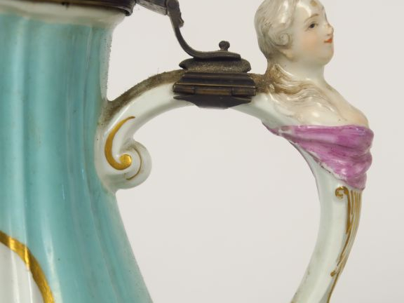 Broc et son bassin début XIXème en porcelaine polychrome de Saxe, à dé