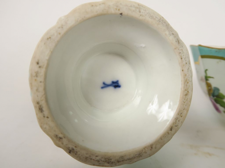 Broc et son bassin début XIXème en porcelaine polychrome de Saxe, à dé