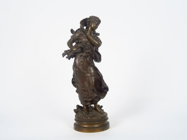H. MOREAU. "Jeune fermière". Sculpture en bronze à patine médaille. Si