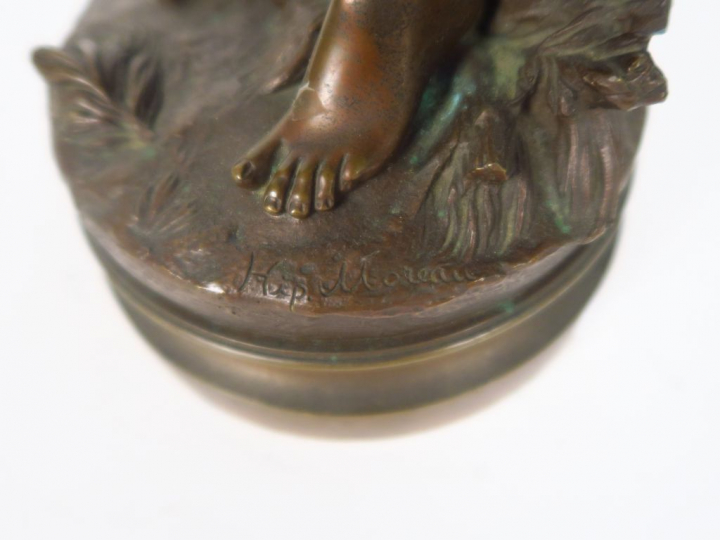 H. MOREAU. "Jeune fermière". Sculpture en bronze à patine médaille. Si