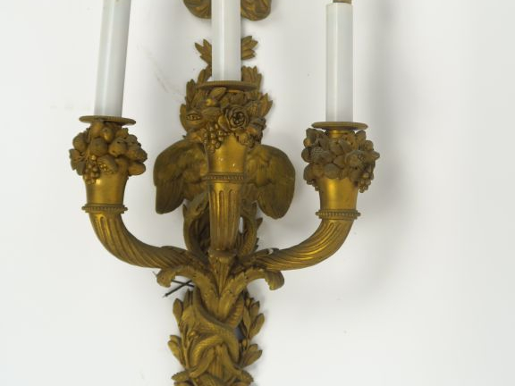 Paire d’appliques de style Louis XVI en bronze éclairant à 3 lumières,