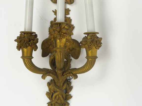 Paire d’appliques de style Louis XVI en bronze éclairant à 3 lumières,