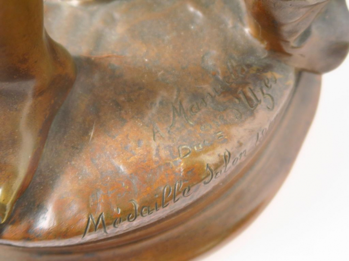 A. MANUELO. "Jeune fille à la coupe et au pichet" Sculpture en bronze 