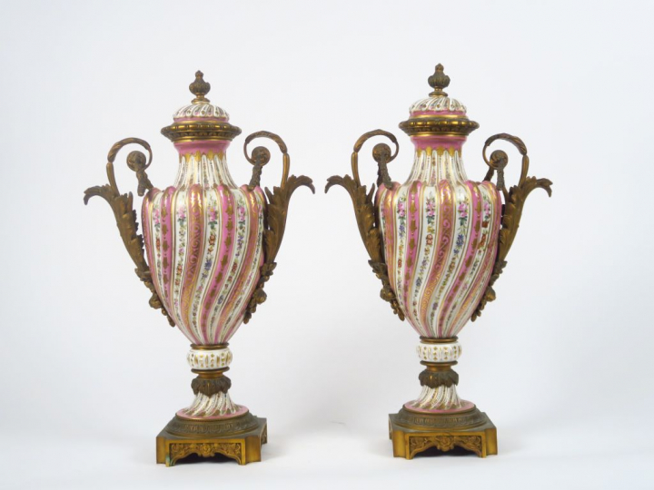 Paire de vases couverts Napoléon III en porcelaine sur fond blanc et r